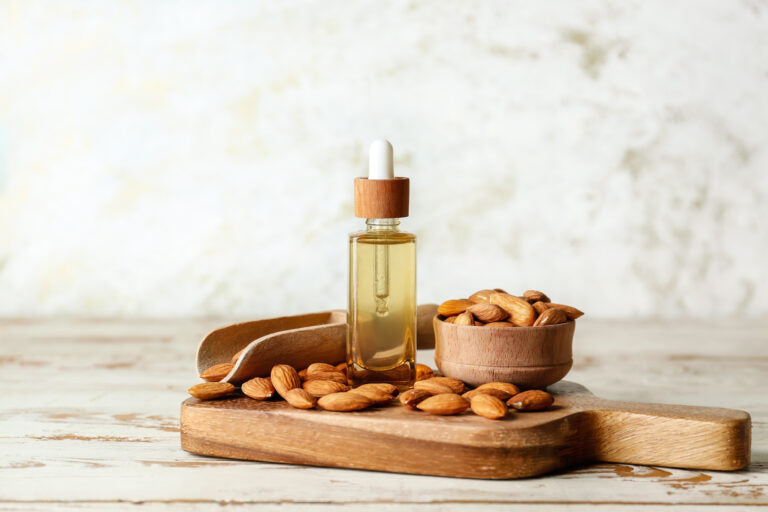 Welche Eigenschaften und Verwendungszwecke hat Süßmandelöl?