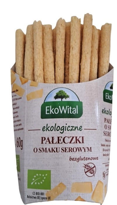 Stäbchen mit Käsegeschmack von EKOWITAL, BIO, Gfree, 60 g, knusprige Käse-Snacks auf einem Teller.