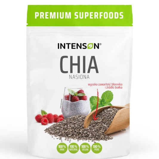 Chia-Samen von Intenson in 500 g Packung, Nahaufnahme der schwarzen Samen auf weißem Hintergrund