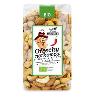 Geröstete und gesalzene Cashewnüsse mit Chili, BIO PLANET, Bio-Qualität, 350 g, knackig und würzig auf einem Teller.