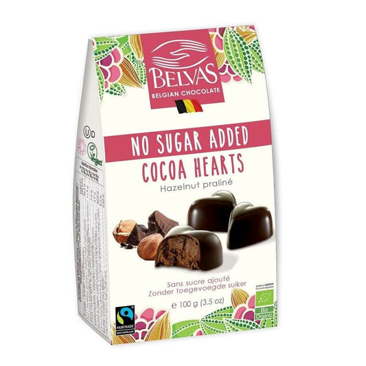 Zweierpack glutenfreie Bio Bejgische Herzpralinen von BELVAS ohne Zuckerzusatz, Schokoladenpralinen auf weißem Hintergrund