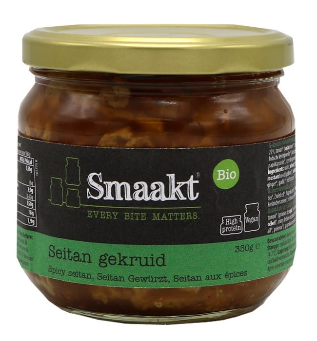 Seitan mit Gewürzen in Salzlake von SMAAKT, BIO, 350 g, frisch und gewürzt, in einer transparenten Packung sichtbar.