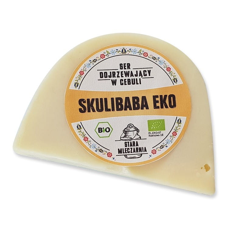 Bio Skulibaba-Käse mit Zwiebeln, ca. 350 g, von SER FARM - STARA MLECZARNIA, gereift und cremig auf einem Holzbrett.
