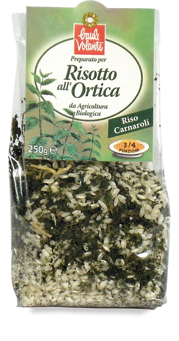 Bio Risotto mit Brennnesseln von ECOR, 250 g, zeigt eine Schüssel mit cremigem grünen Risotto und frischen Brennnesseln.