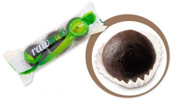 Lebendige Nahaufnahme von Rawmeo glutenfreien Bio-Rohschokoladenpralinen in der Packung, von LIFEFOOD, 69 g.