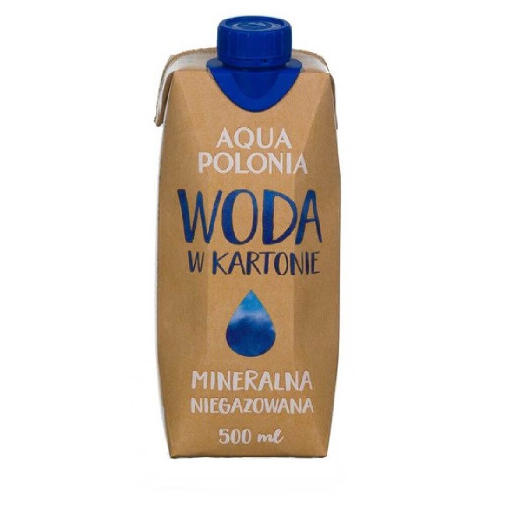 Stilles Mineralwasser im 500 ml Karton von AQUA POLONIA, klare Flasche mit Wasser, umgeben von Wasser- und Natur-Elementen