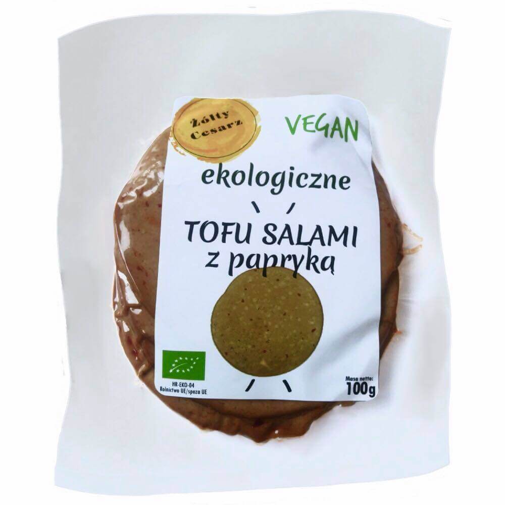 Bio Tofu-Salami mit Paprika von ŻÓŁTY CESARZ, 100 g, vegane Wurst mit Paprikageschmack, auf weißem Hintergrund.