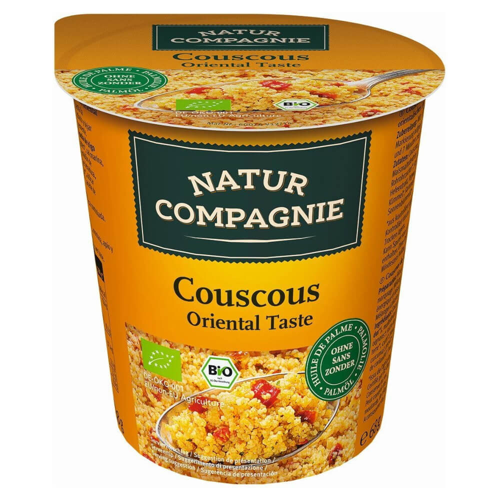 Bio orientalischer Couscous in einer Tasse, NATUR COMPAGNIE, 68 g, gekochte Mahlzeit in einer weißen Tasse.