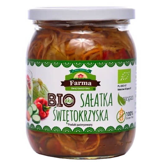 Glutenfreier Świętokrzyska-Salat BIO von FARMA ŚWIĘTOKRZYSKA in 480 g Packung, frischer Bio-Salat auf dem Teller.