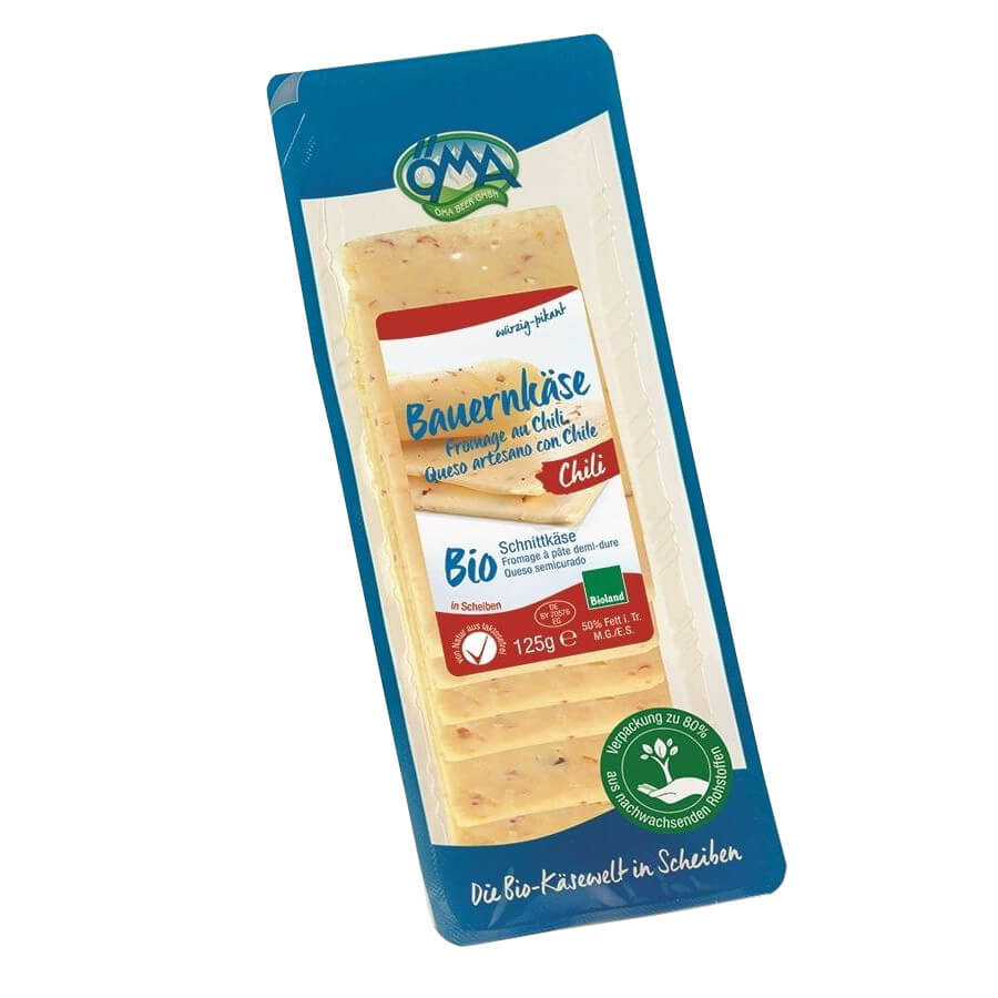 Gelber BIO Käse mit Chili in Scheiben, 125 g, mit 50% Fett in der Trockenmasse, von der Marke OMA, auf Bild sichtbar