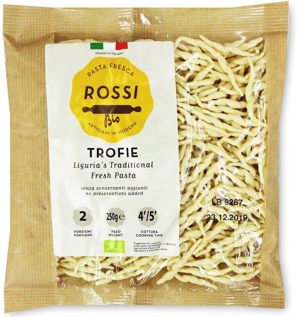 Frische Bio-Grieß Pasta von PASTA FRESCA ROSSI in 250 g Verpackung, mit langen, dünnen Pastaformen auf weißem Hintergrund.