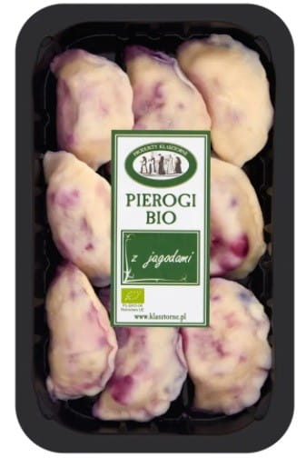 Blaubeer-Knödel aus Bio-Zutaten von PRODUKTY KLASZTORNE, klassische deutsche Süßspeise, auf weißem Hintergrund.