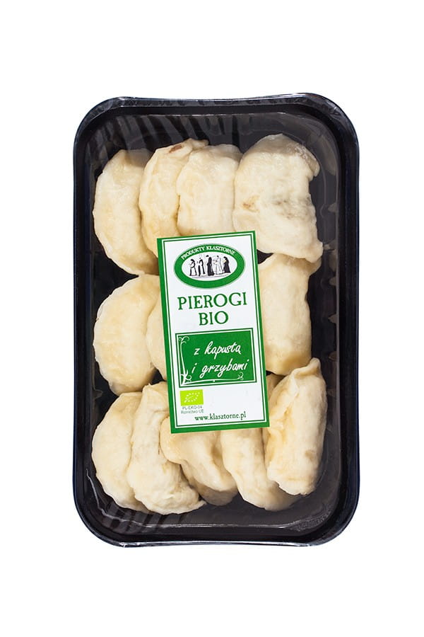 Knödel mit Kraut und Champignons aus Bio-Zutaten auf einem Teller, hergestellt von PRODUKTY KLASZTORNE, 400 g.
