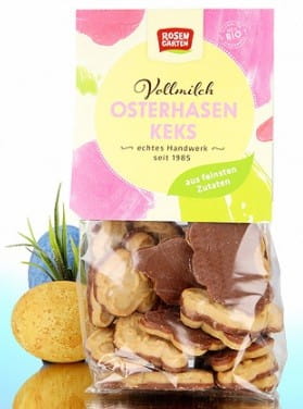 Vollmilchschokolade Dinkel Osterkuchen BIO von ROSENGARTEN, 150 g, mit Schokoladentopping und Dinkelmehl, auf Osterdekoration.