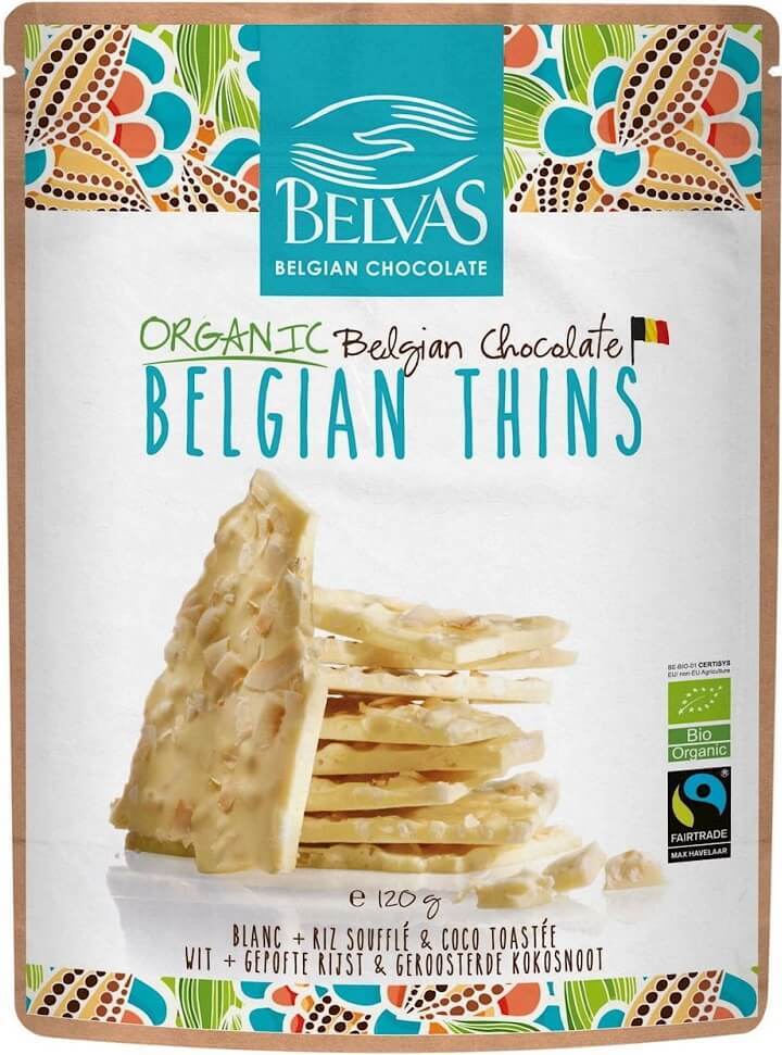 Weiße Schokolade mit expandiertem Reis und gerösteter Kokosnuss von BELVAS, glutenfrei, BIO, 120 g, auf einem Teller.