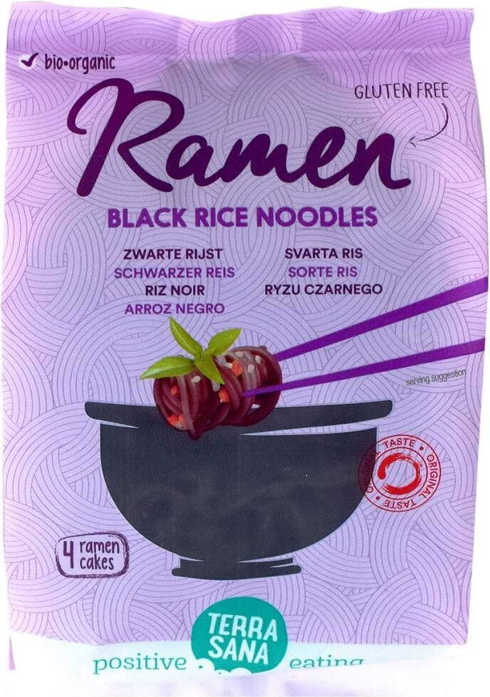 Schwarze Bio-Reis Ramen-Nudeln von TERRASANA, glutenfrei, 280 g, frisch und gekocht in einer Schüssel.