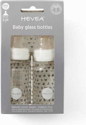 Zwei weiße Glasflaschen mit Gumminippel von HEVEA, 120 ml, für Babys im Alter von 0 bis 3 Monaten, auf Bild 61101.
