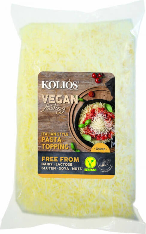 Geriebene pflanzliche Käsealternative von KOLIOS, vegan und glutenfrei, 200 g, streufertig auf einer weißen Oberfläche.