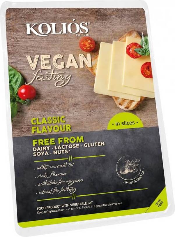 Gelbe pflanzliche Käsealternative von KOLIOS, 200 g Scheiben, vegan und laktosefrei, auf einem weißen Teller präsentiert