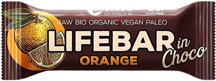 Schokoladenüberzogener Orangenriegel von LIFEFOOD, roh, glutenfrei und biologisch, auf weißem Hintergrund.