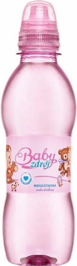 Mädchen trinkt stilles Quellwasser in 250 ml Flasche von BABY ZDRÓJ, Nahaufnahme des Wasserflaschen-Designs