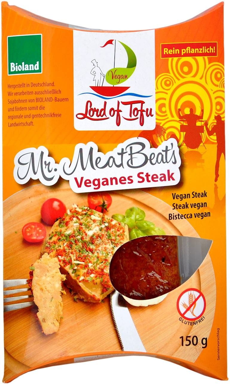 Veganer glutenfreier Wikingersteak BIO von LORD OF TOFU, 150 g, auf einem Teller mit Beilagen, Nahaufnahme