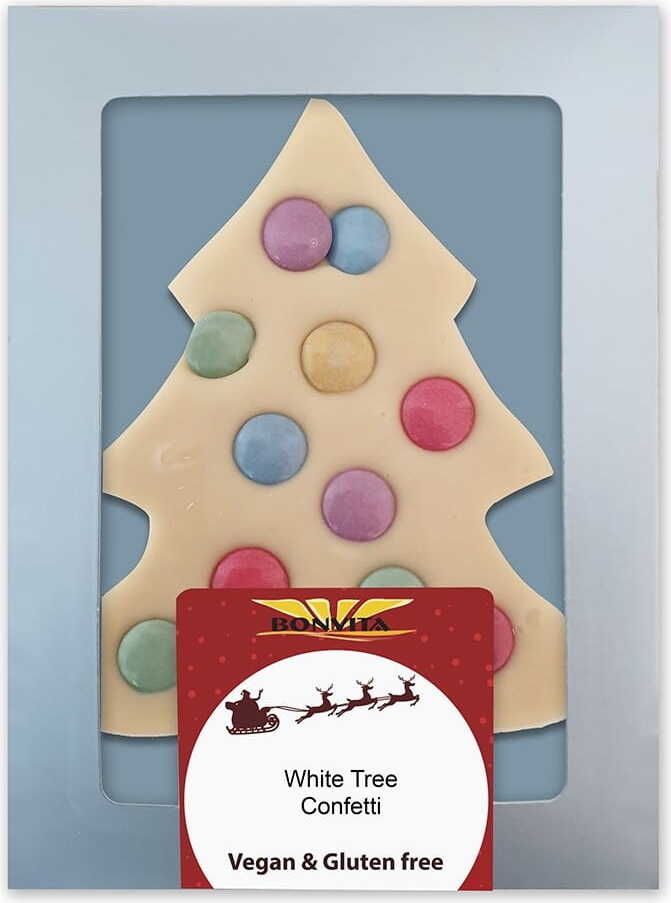 Weißer Weihnachtsbaum mit fair gehandelten, glutenfreien BIO Dragees von BONVITA, dekorativ und festlich gestaltet.