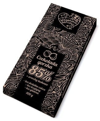 Vegane Bitterschokolade 85% mit Haselnüssen, ohne Zuckerzusatz, 100g, von WEGAŃSKIE SERCE, zeigt Schokoladentafel mit Nüssen