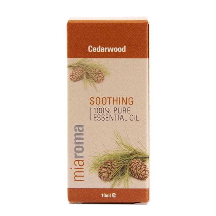 Reines Zedernholz ätherisches Öl von HOLLAND & BARRETT in 10 ml Flasche, naturbelassen und aromatisch sichtbar in der Flasche