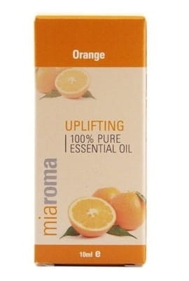Reines ätherisches Orangenöl in 10 ml Flasche von Holland & Barrett, zeigt die orangefarbene Flüssigkeit in einer dunklen Glasflasche