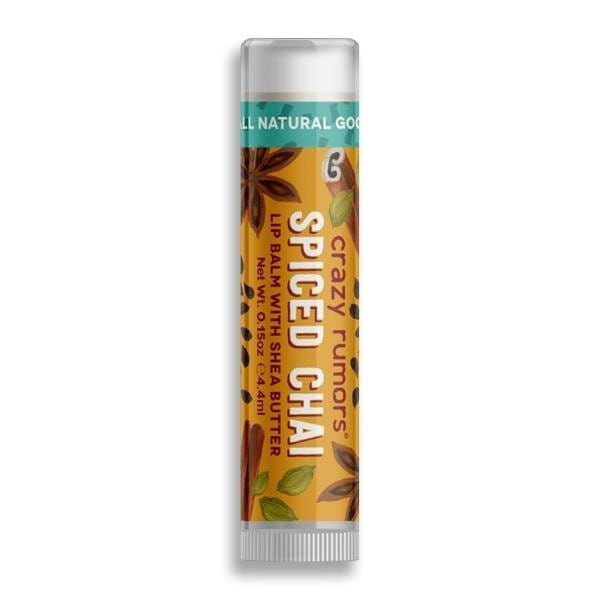 Natürlich gewürzter Chai Lippenbalsam von CRAZY RUMORS, cremige Textur und würziger Duft für gepflegte Lippen.