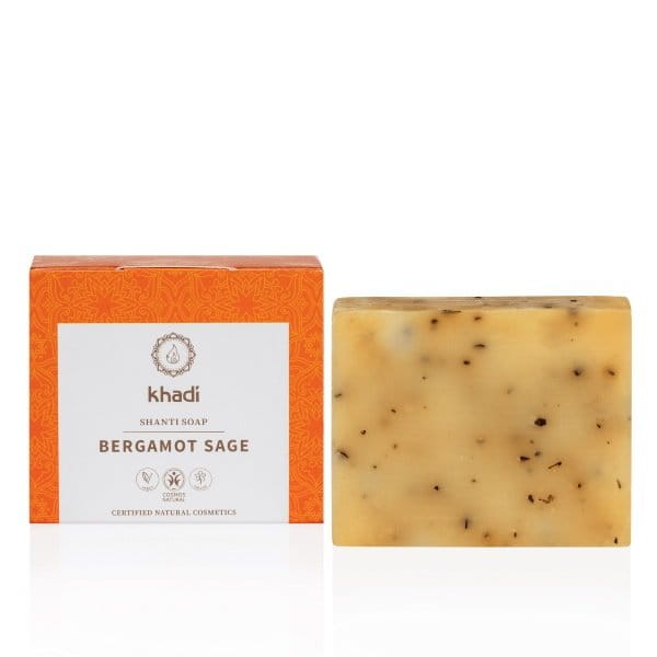 Seifenstück mit natürlicher Bergamotte und Salbei von KHADI, zeigt die handgemachte Shanti-Seife in einer weißen Verpackung.