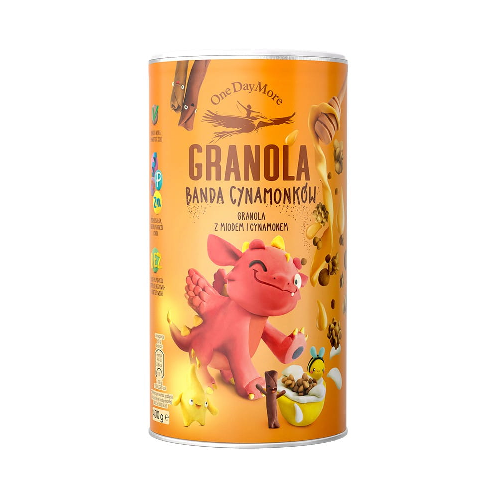 Müsli mit Honig und Zimt von ONEDAYMORE, inklusive Bund Zimt, 400 g, in einer Schüssel mit Zimtstangen.