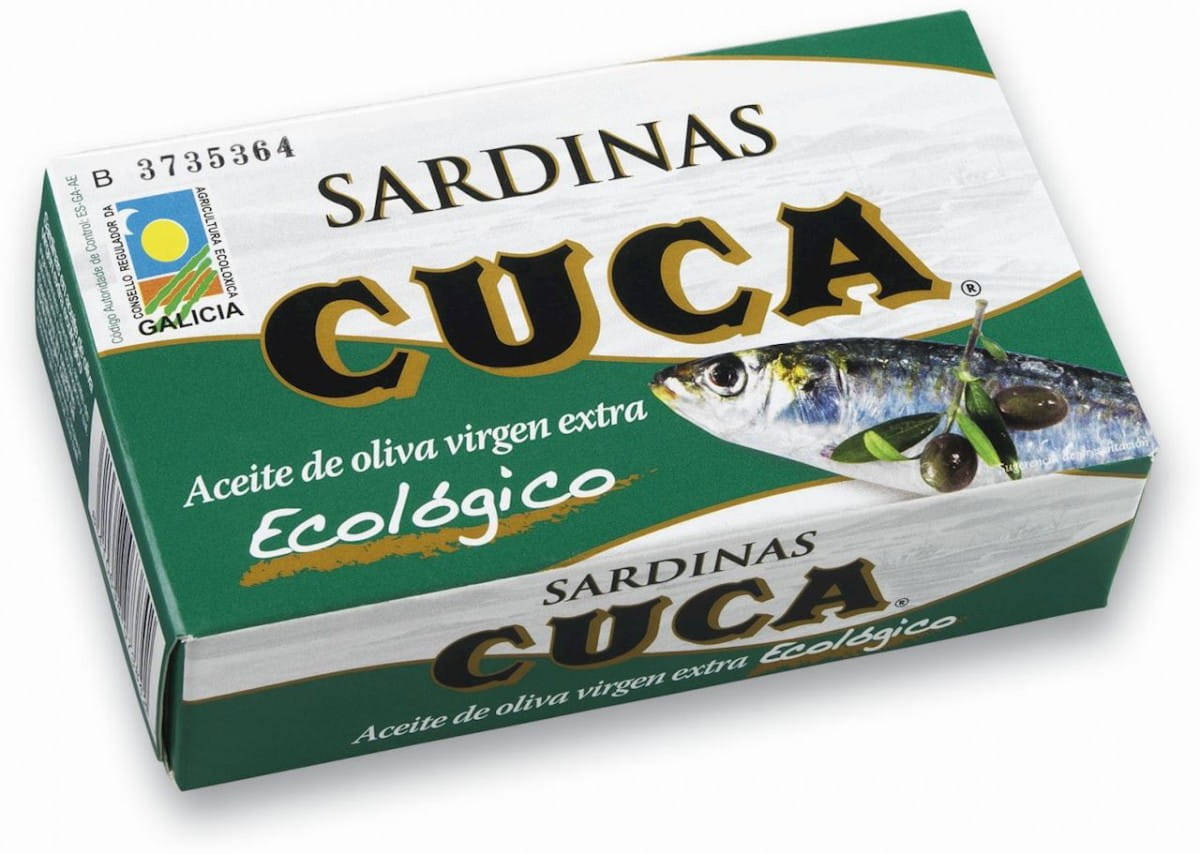 Europäische Sardinen in BIO-Olivenöl extra vergine, 120 g (85 g) von BIOPLANET, in Dosen auf einem weißen Hintergrund.