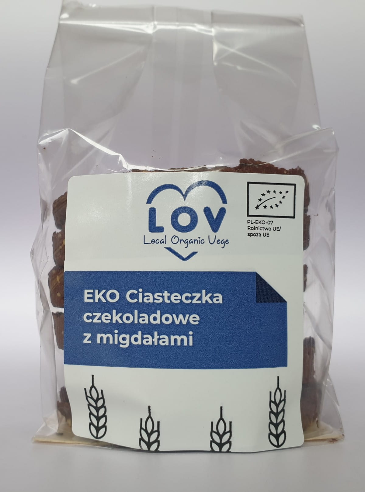 Schokoladenkekse mit Mandeln von Local Organic Vege, 240g, Bio- und Veganer-Schokolade auf einem Teller.