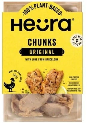 Vegane klassische Hähnchenstreifen von HEURA, 160 g, mit goldbrauner Oberfläche und zerkleinertem Fleischersatz auf weißem Hintergrund.