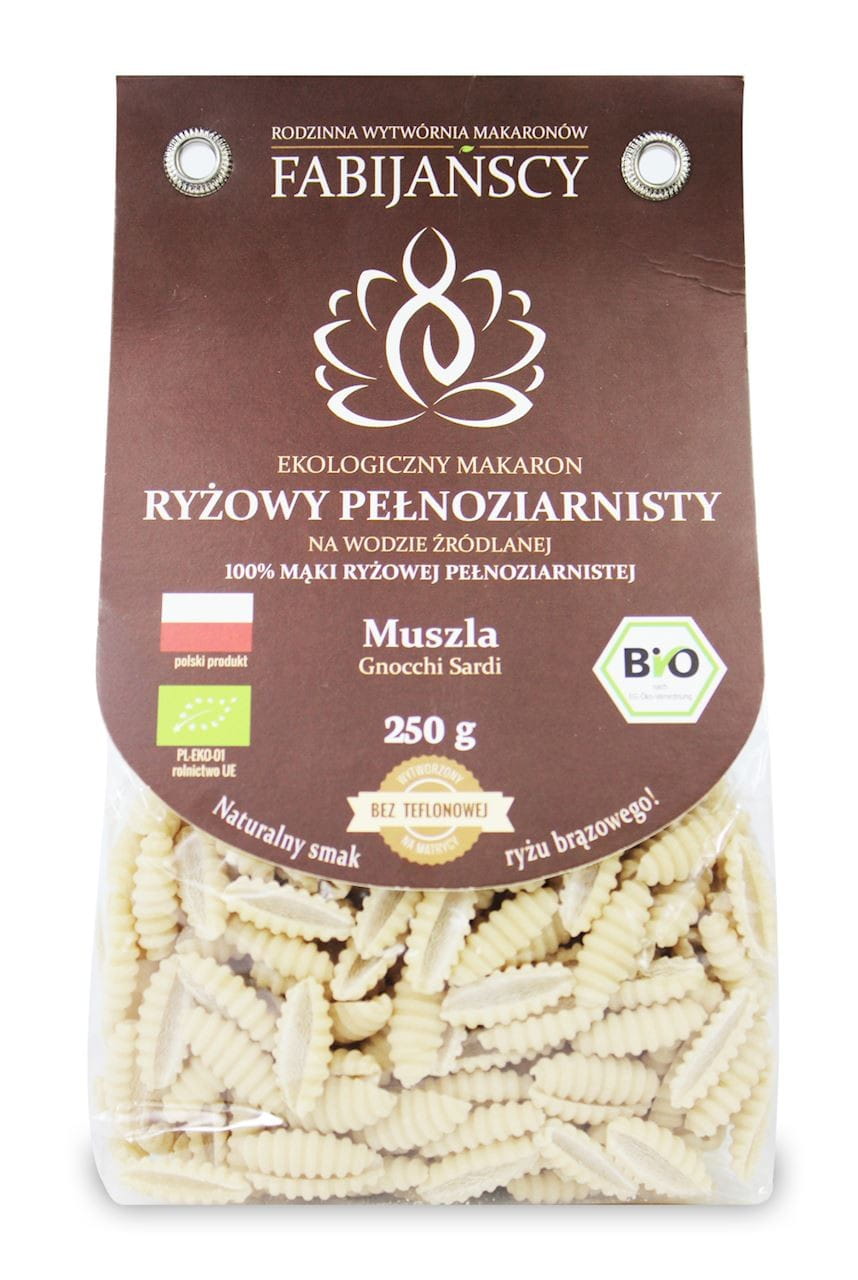 Bio glutenfreie Muschelgnocchi aus braunem Reis von FABIJAŃSCY, close-up der Gnocchi auf weißem Teller