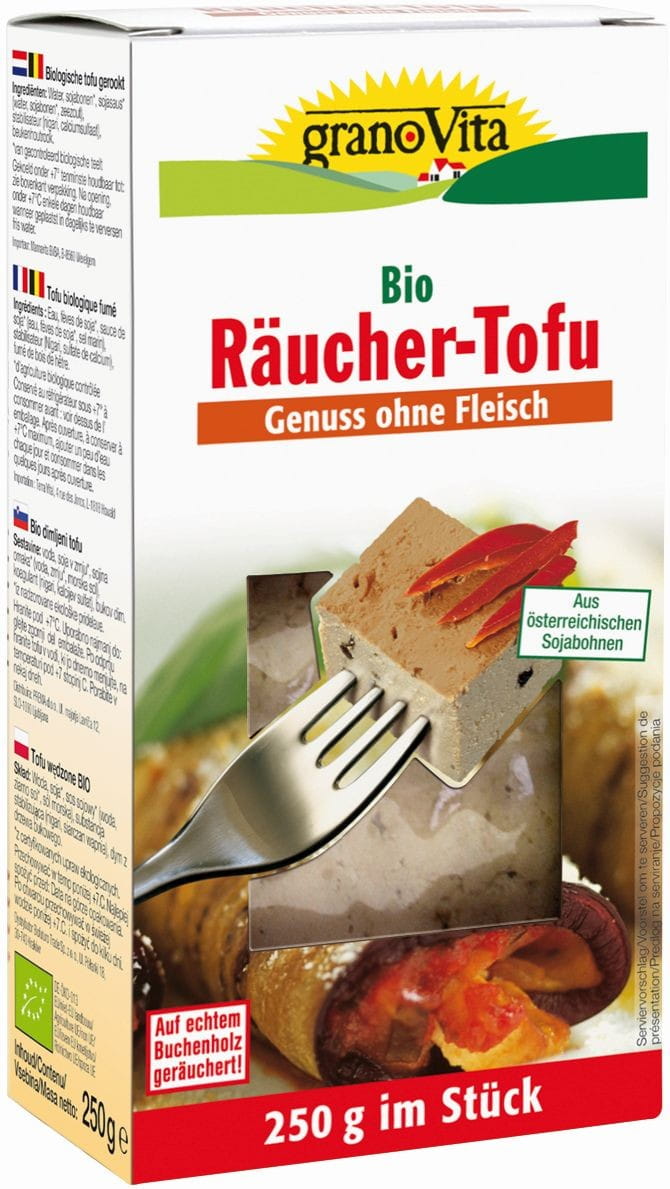 Geräucherter glutenfreier Bio-Tofu von GRANOVITA, 250 g, mit rauchiger Oberfläche und frischer Textur auf einem Teller.