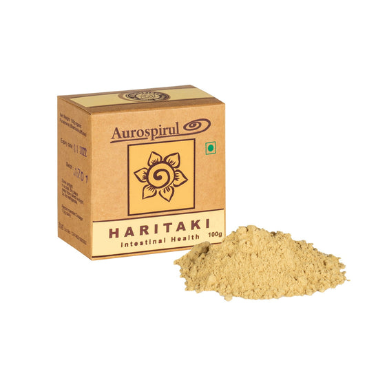 Feines Haritaki-Pulver von AUROSPIRUL in 100 g Packung, zeigt das pulverisierte Kräutermittel in einer offenen Dose.