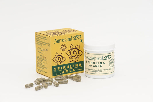 Spirulina mit Amla in 100 Kapseln, von AUROSPIRUL, zeigt die grünen Kapseln auf weißem Hintergrund.