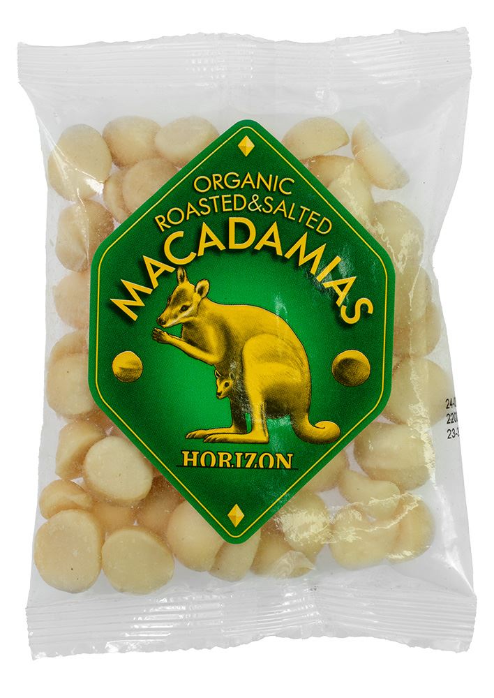 Geröstete und gesalzene Bio-Macadamiaknüsse von Horizon, 100 g, in einer transparenten Schale auf weißem Hintergrund.