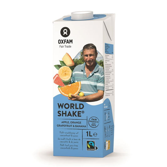 Glas mit frisch gepresstem Orangen-Apfel-Grapefruit-Bananensaft, OXFAM Fair Trade, 1 Liter.