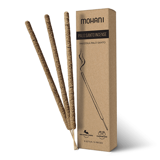 Fünf PALO SANTO Tabellen von MOHANI, jeweils 21 g, aus natürlichem Palo Santo Holz auf heller Oberfläche.
