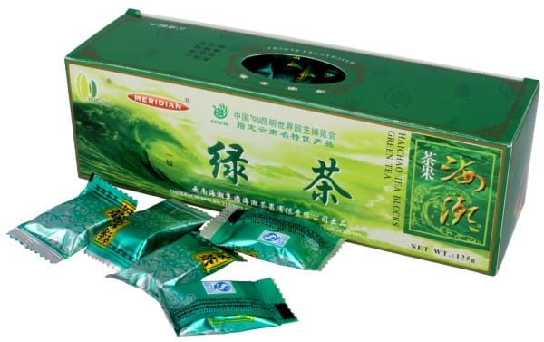 Meridian gepresster grüner Tee in Würfeln, 125 g, close-up des grünen Teeprodukts in Würfelform auf weißem Hintergrund