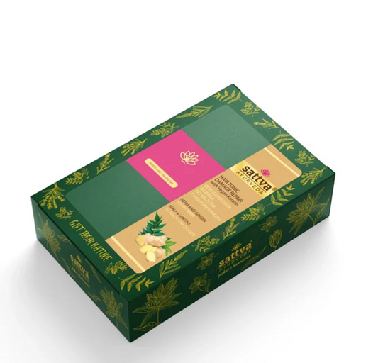 Veganes Geschenkset mit restaurativer Keratin-Innenseife und Kopfmassagebürste von SATTVA, ideal für Haarpflege und Entspannung.