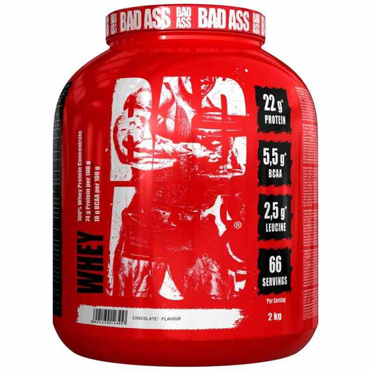 Schokoladengeschmack BAD ASS Whey Proteinpulver 2 kg, weiße Verpackung mit schwarzem Schriftzug und Produktetikett