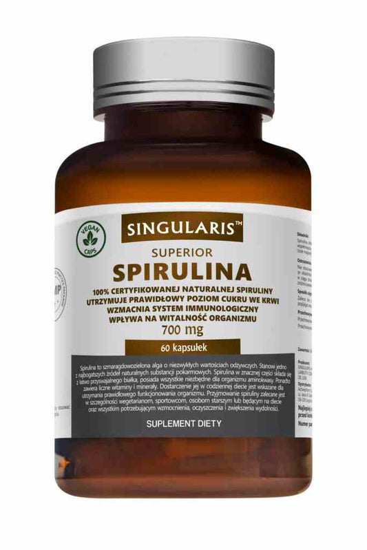 Singularis Superior Spirulina 700 mg, 60 Kapseln, grüne Spirulina-Kapseln in einer offenen Packung, Nahaufnahme