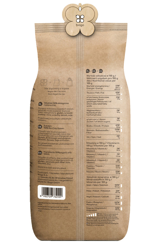 Bio Chiasamen von Biogo GmbH, 1 kg, offene Verpackung mit sichtbaren kleinen, braunen Samen auf weißem Hintergrund.