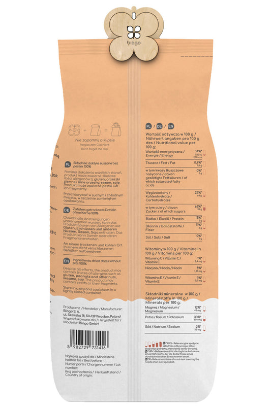 Getrocknete Bio-Datteln von Biogo GmbH, 1 kg, liegen in einer Schale auf einem Holztisch.