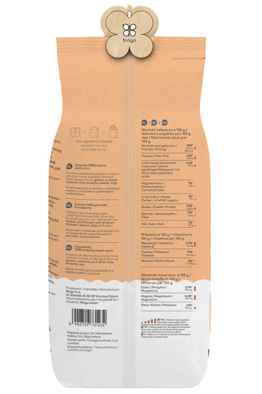 Bio-Kürbiskerne 1 kg von Biogo GmbH, geröstet und ungeschält, auf einem weißen Hintergrund sichtbar.